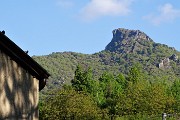 08 Corno Zuccone (1458 m) visto allo zoom dalla Costa d'Olda 